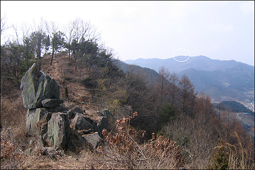 성 북쪽에서 본 할미바위. 멀리 계족산성이 보입니다. 